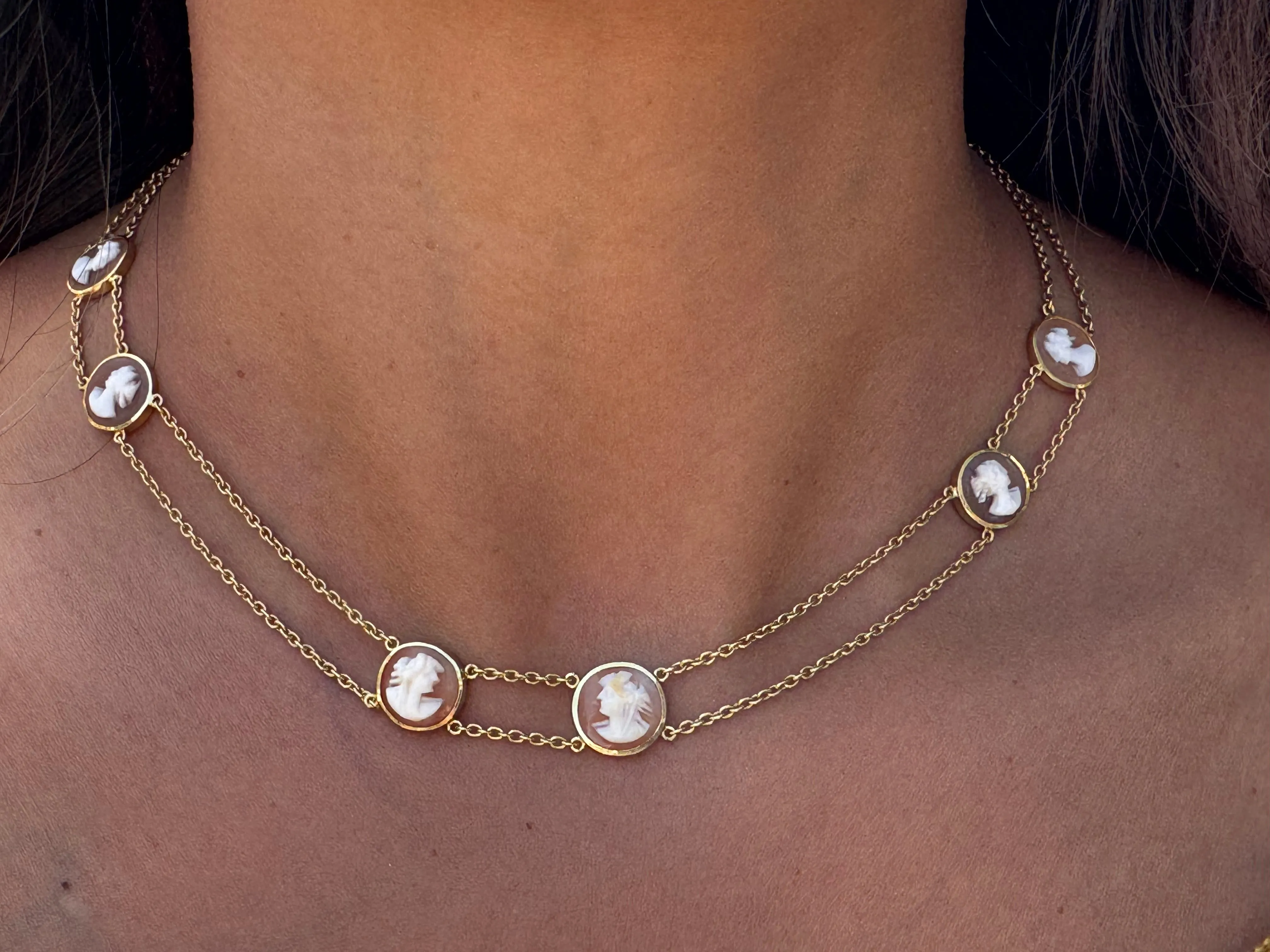 Double strand cameo collier in 18 carat gold